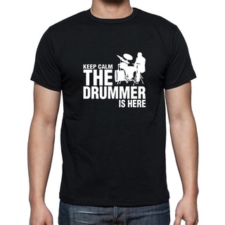 เสื้อยืดผ้าฝ้ายพิมพ์ลายขายดี เสื้อยืดแขนสั้นลําลอง พิมพ์ลายกลอง Keep Calm The Drummer Is Here แฟชั่นฤดูร้อน สําหรับผู้ชา