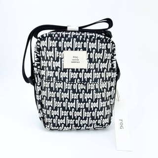 กระเป๋าสะพาย Fear of god crossbody Bag ขนาด 6.5*8 นิ้วค่ะ การันตีความเหมือนที่สุดให้เลยถ่ายสดจากสินค้าจริง100%