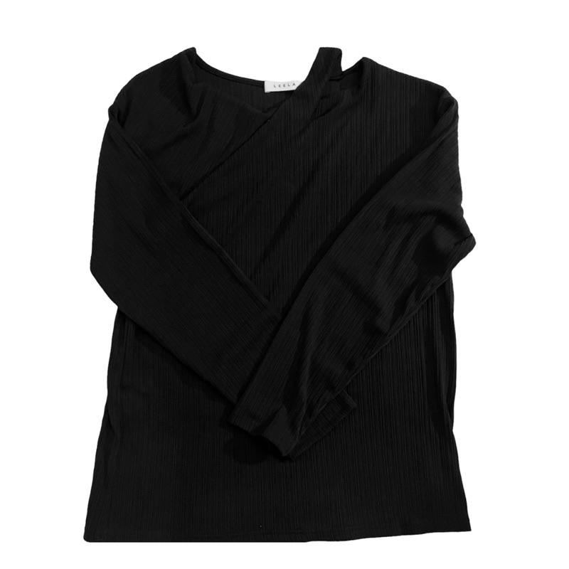 (ส่งต่อ) leela.official เสื้อแขนยาวคอถ่วง Hook Long Steeve T-Shirt ไซส์ M สีดำ อก 40” ยาว 26-27”