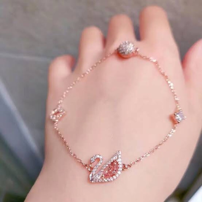 💥Sale แท้ 💯สร้อยข้อมือหงส์ชมพู Swarovski dazzling swan bracelet อุปกรณ์ครบ การันตี 2 ปี