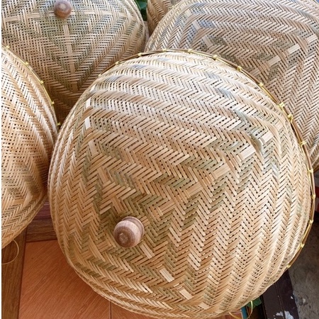 ฝาชีไม้ไผ่สานจุกไม้ ฝาชีครอบอาหาร จากวัสดุธรรมชาติ ขนาด 22-25 นิ้ว เคลือบแล็คเกอร์เพิ่มความสวยงาม แข็งแรง ทนทาน