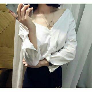 เสื้อเชิ้ตเปิดไหล่