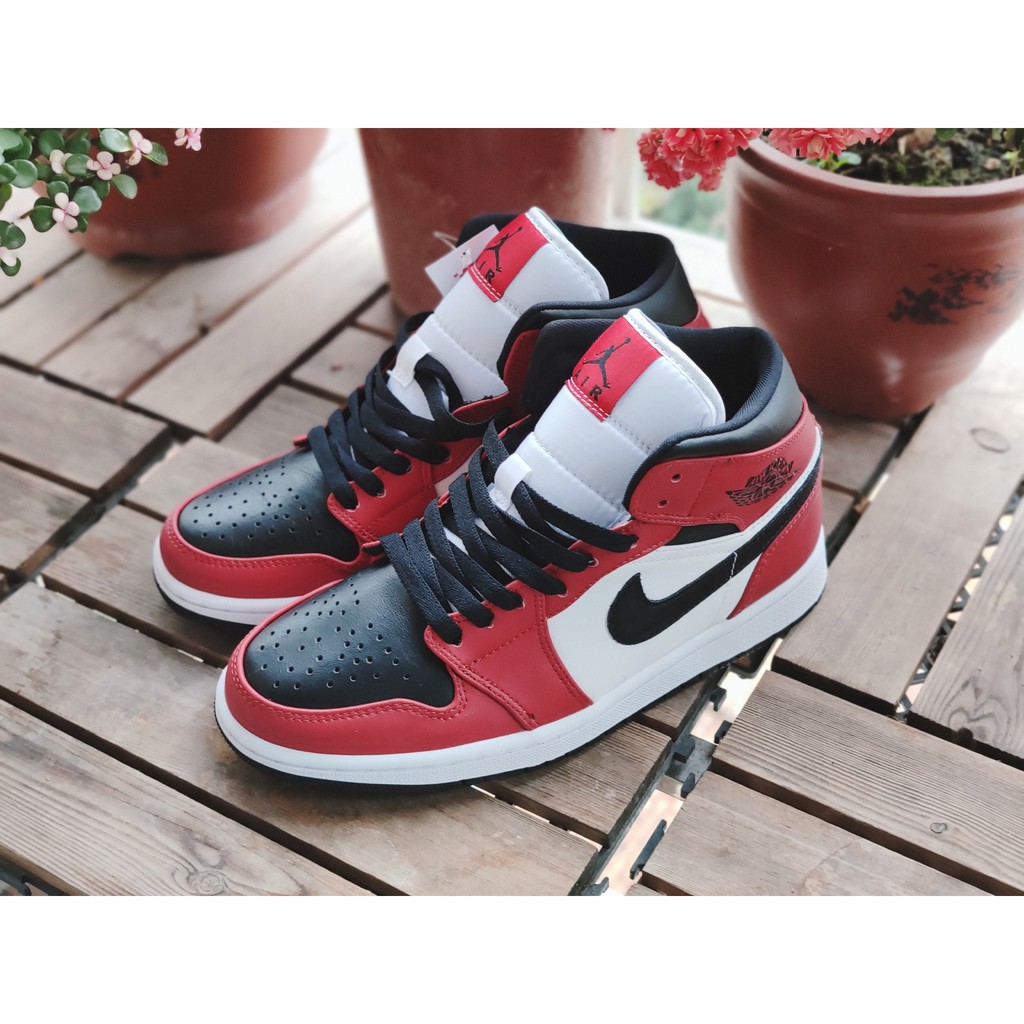 nike air jordan 1 mid chicago toe