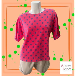 Ariezy Jane AJ-18086 เสื้อคอปาด ผ้ายืดแขน 3/4 ลายจุดสีชมพูเข้ม