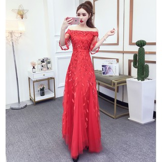 ชุดราตรีสีแดง ผ้าลูกไม้ปักลายใบไม้แต่งด้วยเหลือบดิ้นสีแดง สวยหรูค่ะ