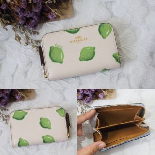 🎀 ส่งฟรี กระเป๋าใส่เหรียญ สีขาวลายเลมอนเขียว #2359 ZIP AROUND COIN CASE WITH LIME PRINT
IM/CHALK GREEN MULTI