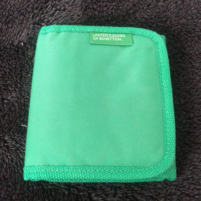 กระเป๋าสตางค์ Benetton สีเขียว ส่งต่อ 59 บาท