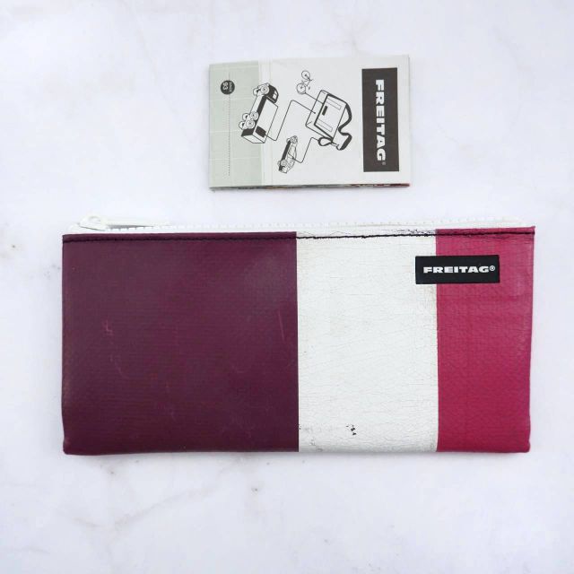 กระเป๋าใส่ของ Freitag รุ่น F06 SERENA ผ้าใบสีม่วงมังคุด สกรีนสีขาว/ชมพู มือ 1
