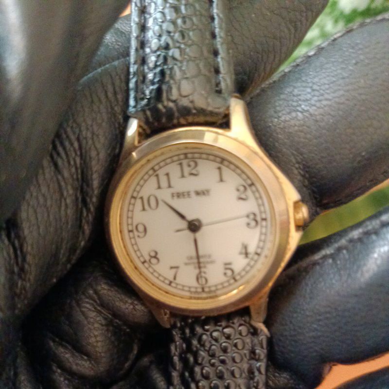 นาฬิกาแบรนด์เนมALBAระบบsolarหน้าปัดสีขาวตัวเรือนสีเงินสายหนังสีดำ ของแท้ 100% มือสองสภาพสวย