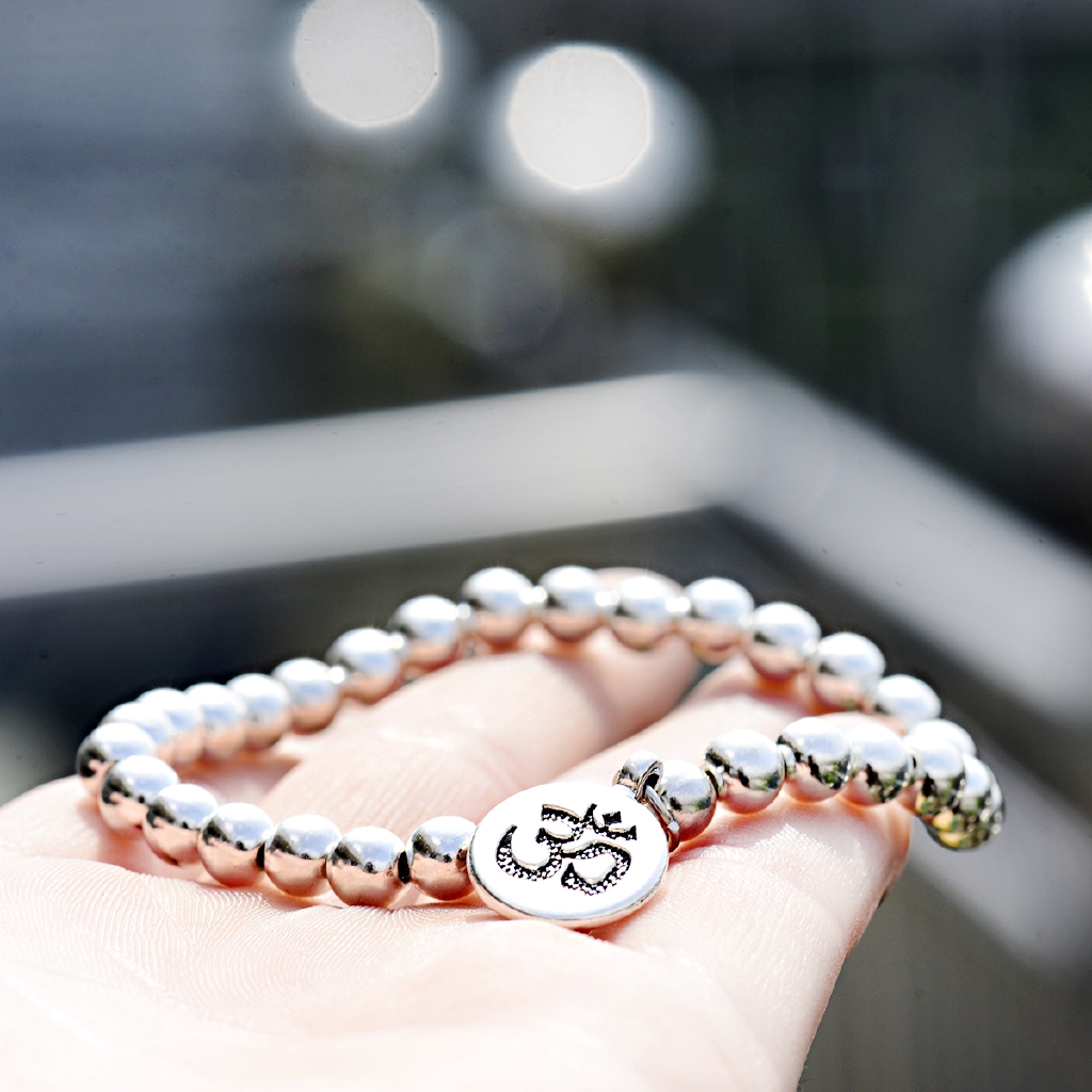 คลาสสิก 6 มม.เงิน OM Lotus จี้ลูกปัดสร้อยข้อมือยืดหยุ่นสําหรับผู้หญิงเครื่องประดับลูกปัดทองแดง