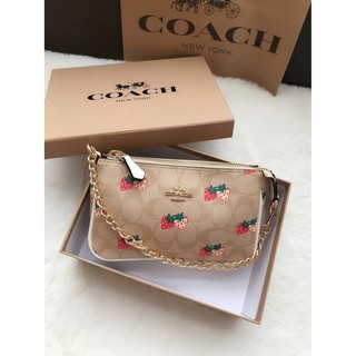 👄 กระเป๋า Coach พอช คอลเลคชั่นใหม่  (ขนาด 6 นิ้ว) ลายสตอเบอรี่ แจ๋ม ‼️อ่านรายละเอียดสินค้าก่อนสั่งซื้อ‼️