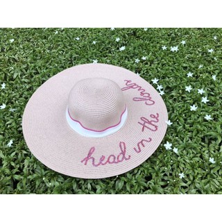 หมวกปีกกว้าง 👒งานปักเลื่อมอักษร 💝แต่งสายเข็มขัด สีขาวรอบศรีษะ 58-60 cmด้านในมีสายปรับระดับขอบปีกยาว 12.5 cmสี :