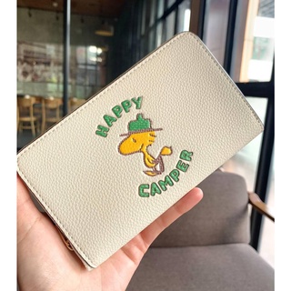 กระเป๋าตังค์ COACH X PEANUTS MEDIUM ID ZIP WALLET WITH WOODSTOCK (C4604)