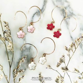 Korea Cute White Pink Sakura Minimal Gold Earrings : ต่างหู ตุ้มหู เกาหลี มินิมอล สี ทอง ซากุระ ขาว ชมพู น่ารัก