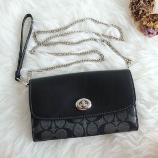 Coach F40645 Chain crossbody ใบนี้ดีงามมากค่ะ สะพายข้างได้ คล้องมือได้ หรือจะถือเป็นครัชก็ได้ ใบเดียวคุ้มครับ