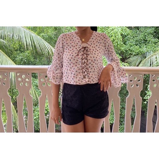 เสื้อลายลูกไม้เเขนยาว