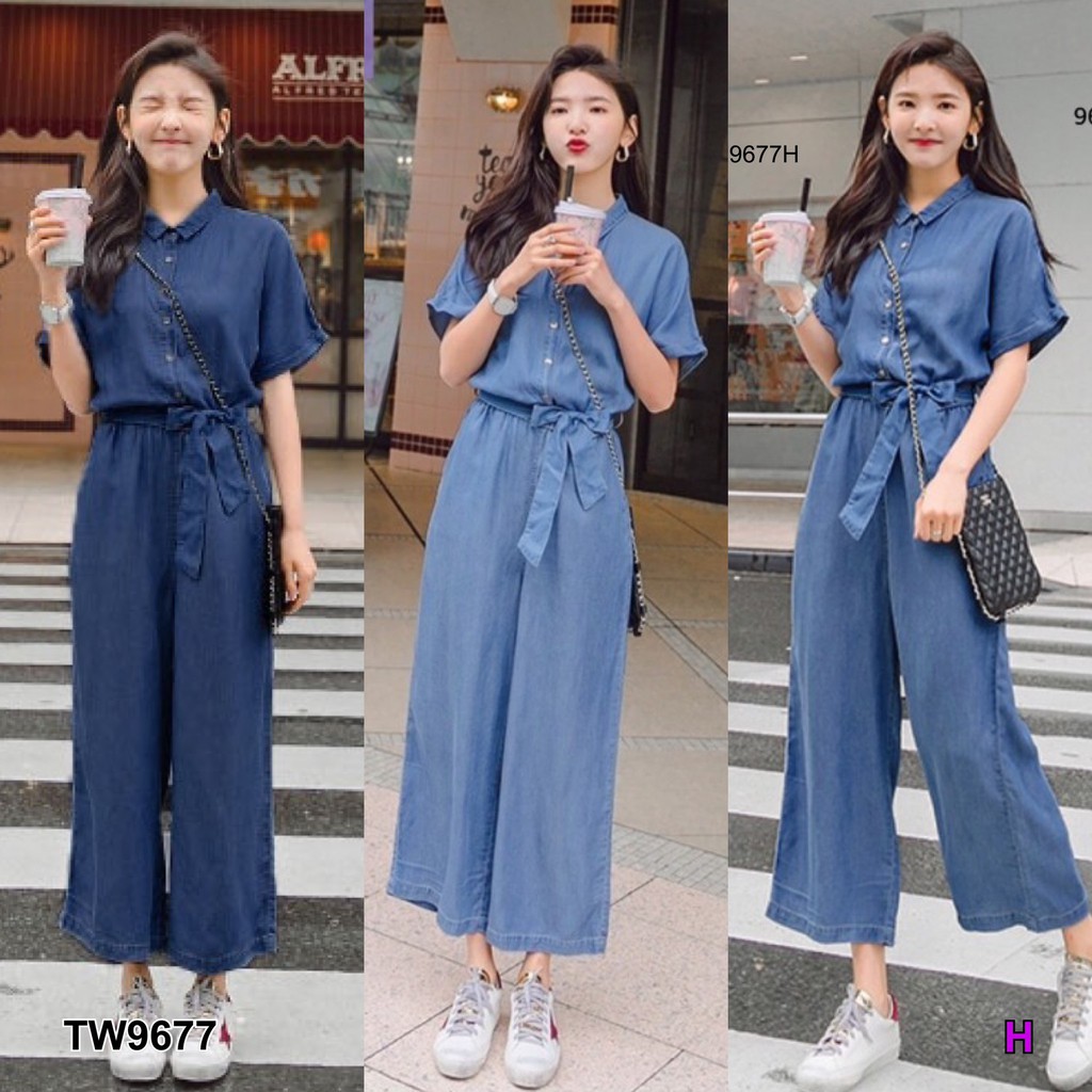 TwinsShopVip พร้อมส่ง TW9677 จั้มสูทยีนส์เทียมผูกเอว