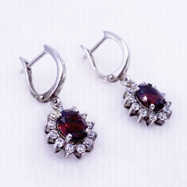 L6409 ต่างหูพลอยโกเมนแท้ ( Natural Garnet ) แบบอิงลิชล็อค ตัวเรือนเงินแท้ 925 ชุบทองคำขาว