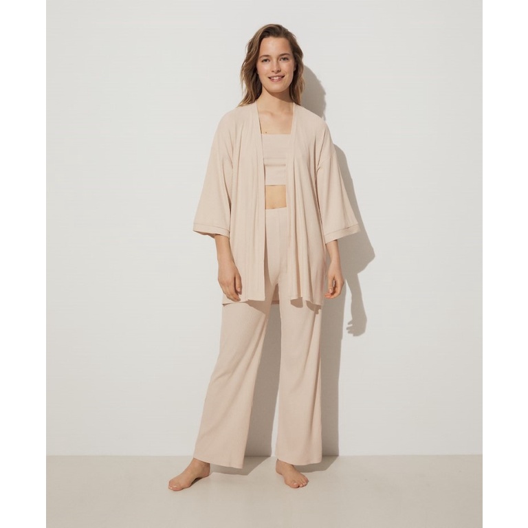 OYSHO เสื้อคลุมผ้าร่องสีน้ำตาลอ่อน ทรงกิโมโน ผ้าดีมากค่ะ ไม่มีเชือกผูกนะคะ สินค้ามือ 1