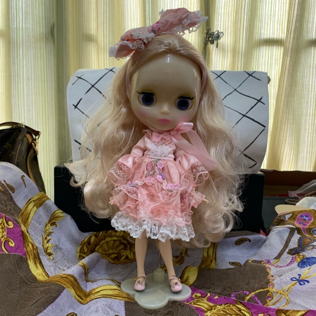 ตุ๊กตา blythe พร้อมชุด รองเท้า ขาตั้ง