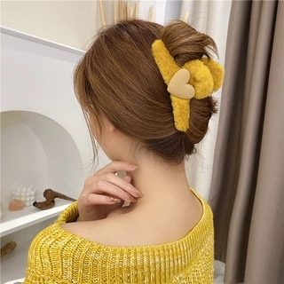 Love and Winter Clip กิ๊บหนีบผมทรงไขว้ ขนนุ่มๆฟูๆ ติดหัวใจตรงกลาง หนีบผมได้แน่น เก็บผมได้เยอะ กิ๊บติดผม กิ๊บหนีบผม