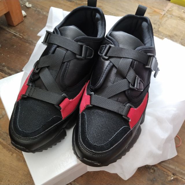 รองเท้าผ้าใบSHU