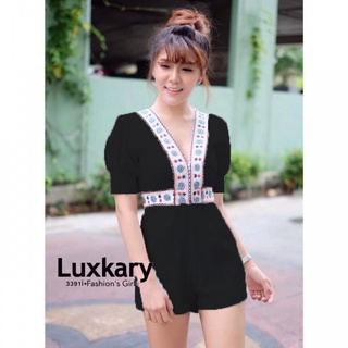 👗Pfashion [ส่งไว!!🚛] P3391 จั้มสูทขาสั้น คอวีหน้า-หลังแต่งขอบดอกไม้ลาย short jumpsuit V-neck front and back de