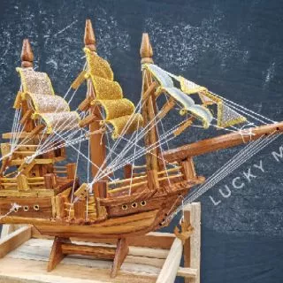 เรือสำเภาทองไม้สักแท้ลงสีเงาใบเงินทอง มีหลายขนาด รายละเอียด​ด้านล่างคะ