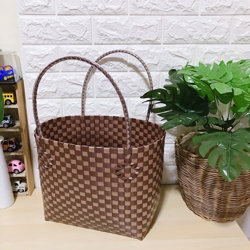 กระเป๋าสานพลาสติก สีน้ำตาล เรียบหรู ดูดี ใบใหญ่กำลังดี (ก.6.5นิ้ว ย.10นิ้ว ส.10นิ้ว) - รูปที่ 2