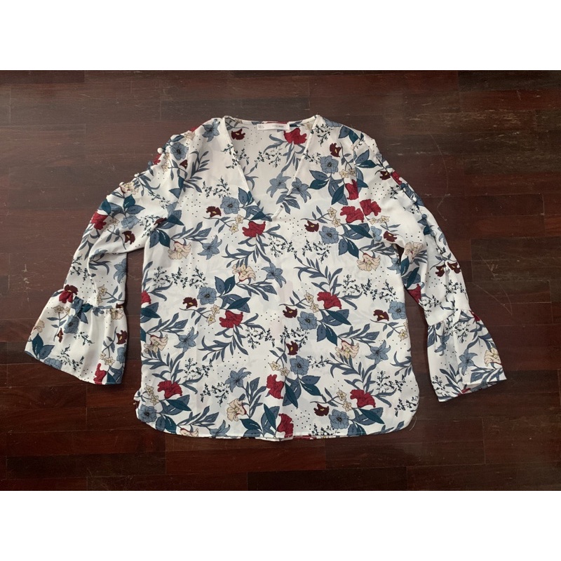 sfera เสื้อชีฟอง มีกระดุมประดับ ข้างๆแขน