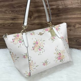 AVA TOTE WITH FLORAL BUNDLE PRINT
COACH F28965
CHALK MULTI/IMITATION GOLD