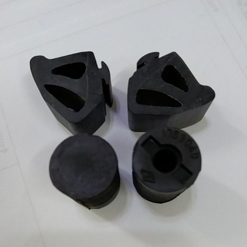 1 ตัว/ยางรองฝากระโปรง ตัวหน้า ตัวข้าง Toyota Vigo Champ โตโยต้า วีโก้ แชมป์ งาน OEM คุณภาพดี ราคาถูก ราคา ต่อตัว