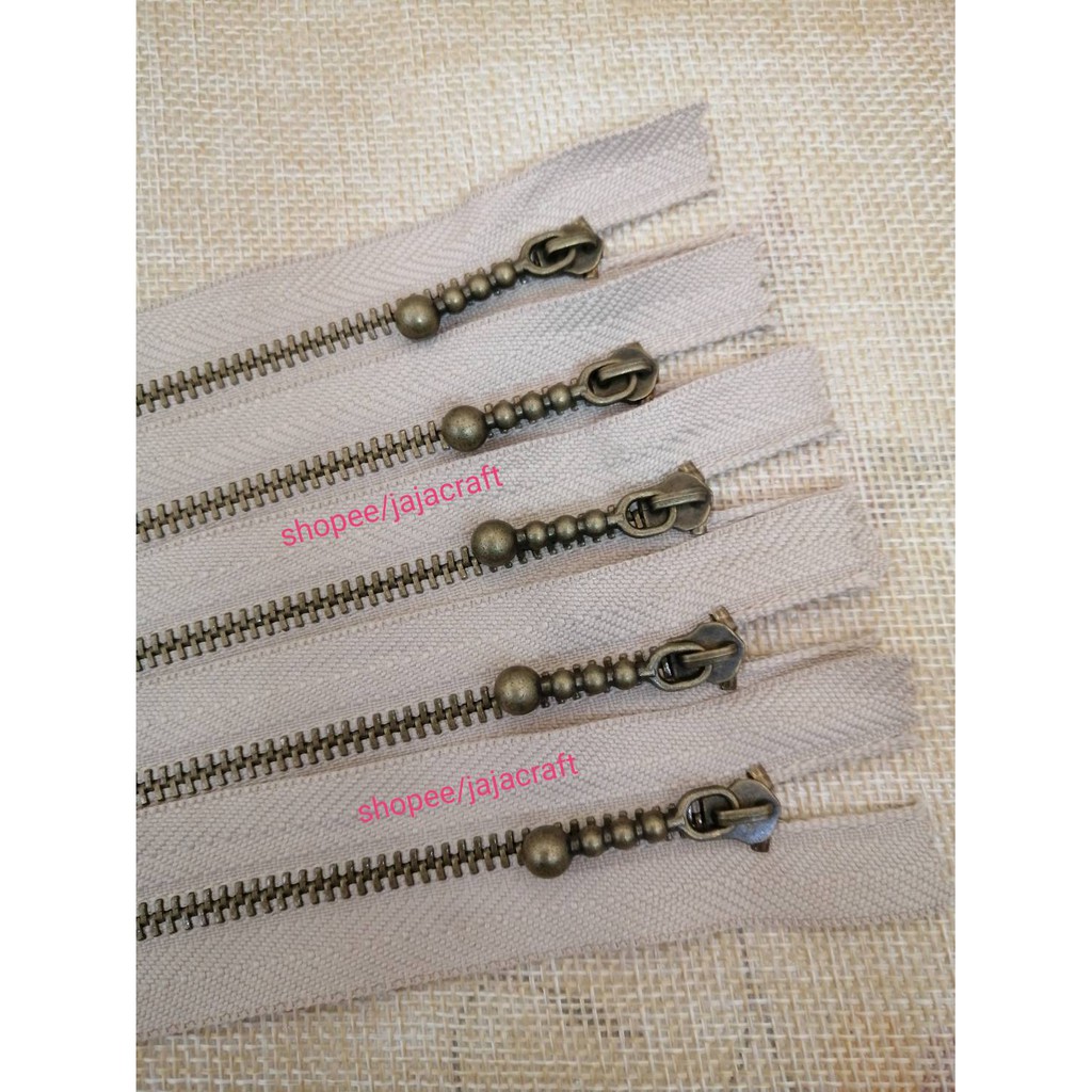 ซิปฟันเหล็กเบอร์ 3  สีกากีพร้อมหัวซิปกลม  ขนาด 15 cm. / 20 cm. / 25 cm. / 30 cm.
