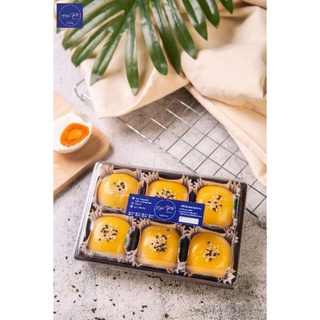 ขนมเปี๊ยะไข่เค็มลาวา6ชิ้น  by Mae Ying bakery  สูตรชาววังอบควันเทียน แป้งบาง ไข่เค็มลาวาแน่นๆเน้นๆ หอม อร่อย 100%