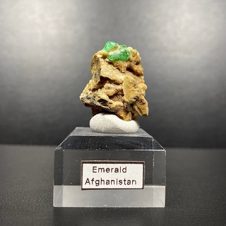 "มรกต" จากประเทศอัฟกานิสถาน (Emerald Specimen from Afghanistan on Acrylic platform)