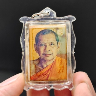 รูปถ่ายเลี่ยมกรอบแบบเก่า หลวงพ่อฤาษีลิงดำ วัดท่าซุง ด้านหลังบรรจุพระคำข้าว ผงคำข้าว เศษจีวรหลวงพ่อเคยครอง