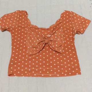 เสื้อครอปลายจุดแต่งโบว์ด้านหลัง🎀