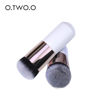 O.TWO.O แปรงแต่งหน้ามืออาชีพ Foundation Brush