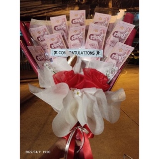 🎓💐💸🎁ช่อดอกไม้ใส่แบงค์ได้ 10 ใบใส่ได้แบงค์ 20 ถึงแบงค์พันค่ะ🙏🎓🎓👑🌟👍