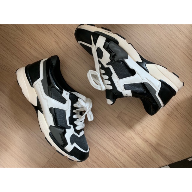 รองเท้าสนีกเกอร์ 8” Seconds