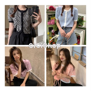 Cicishop(พร้อมส่ง)เสื้อไหมพรมแขนสั้นคอกลม กระดุมผ่ากลางลายดอกไม้เดซี่(2177-2)