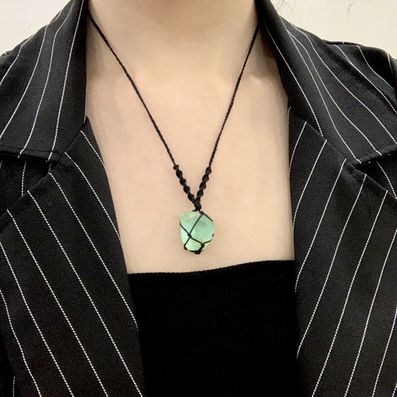Raw Green Fluorite สร้อยคอหินฮวงจุ้ย macrame ทอ