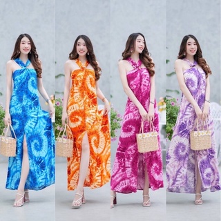 Maxi dress ผ้าสปันลายมัดย้อมสายคล้องคอ จับจีบย่นแต่งห่วงไม้ช่วงอก ผ่าแหวกด้านหน้า มีซิปซ่อนด้านหลัง มีซับในทั้งชุด