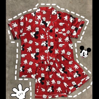 ชุดนอนแขนสั้น+ขาสั้น ลาย mickey mouse ตัวนี้น่ารักมาก  เสื้อด้านหน้า มีกระเป๋า ผ้าซาติน เนื้อดี ใส่สบายมาก