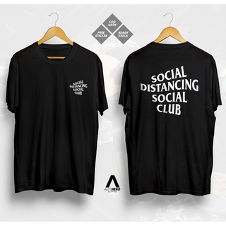 [S-5XL] เสื้อยืดแขนสั้น พิมพ์ลายกราฟฟิค Social Distancing Social Club สําหรับผู้ชาย 884693