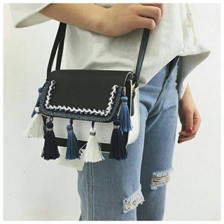 🎒กระเป๋าสะพายรุ่นใหม่ สุดฮิต New Cross body bag กระเป๋าสะพายข้าง ทรงกล่อง ตกแต่งพู่