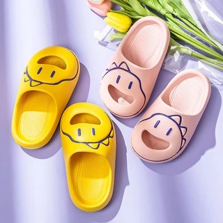 Cheerful Mario 2022 ใหม่ รองเท้าแตะฤดูร้อนชายสมบัติห้องน้ำในร่มหนึ่งคำลากเด็กการ์ตูนฤดูร้อนรองเท้าแตะไดโนเสาร์รองเท้าในร่มลื่นใบ้เด็กชายและเด็กหญิงฤดูร้อนบ้านห้องน้ำน่ารักเป่าโถวและแตะ
