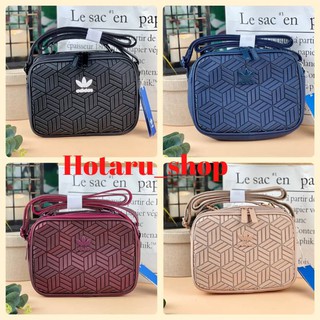 ADIDAS MINI AIRLINER BAG กระเป๋าถือ/สะพายอยู่ทรง ดีไซน์ด้านหน้าสวยเก๋ เปิดปิดด้วยซิปคู่บน ด้านหลังมีช่องเก็บของ 1 ช่อง