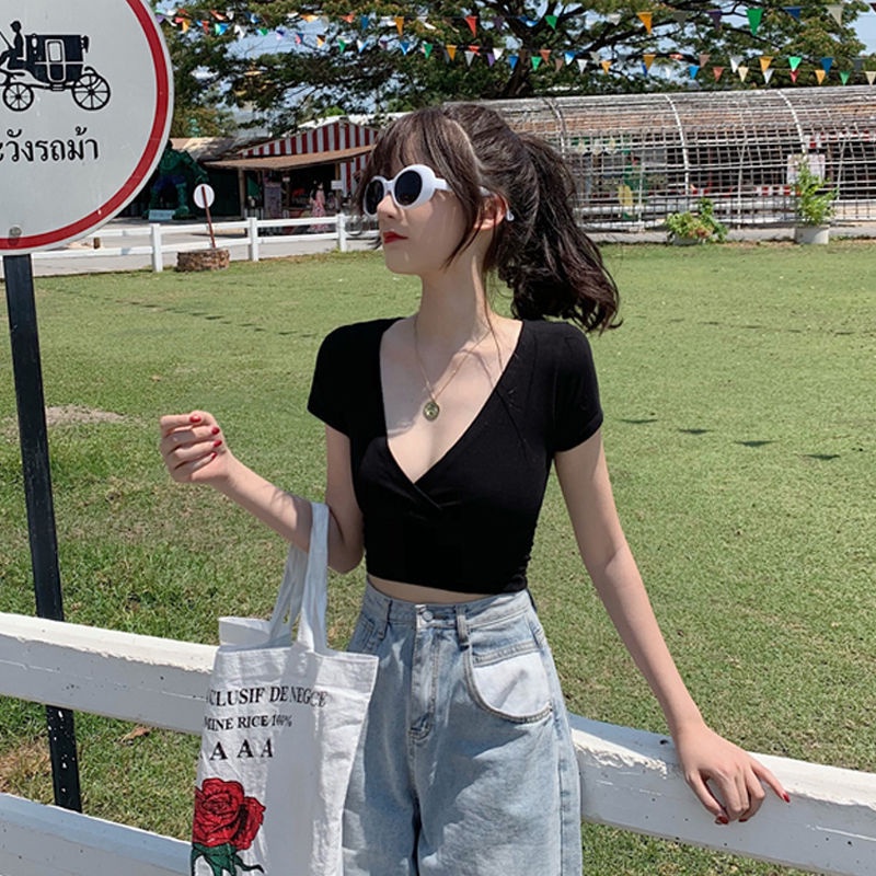 Toshow🌼เสื้อยืดแขนสั้นผู้หญิง 2022 ฤดูร้อนใหม่ลึก V คอด้านนอกสวมใส่เกาหลีรุ่น Slim Cropped สะดือสั้นนักเรียนอินเทรนด์