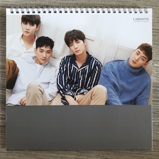 ปฏิทินตั้งโต๊ะ LABIOTE x NUEST W 2018 Seasons Greetings Desk Calendar เจอาร์ แบคโฮ เร็น อารอน